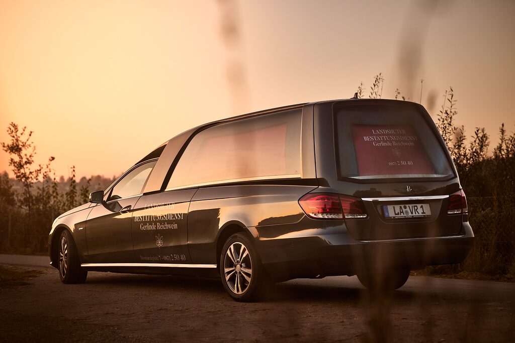 Bestattungswagen des Landshuter Bestattungsdienstes bei Abendlicht