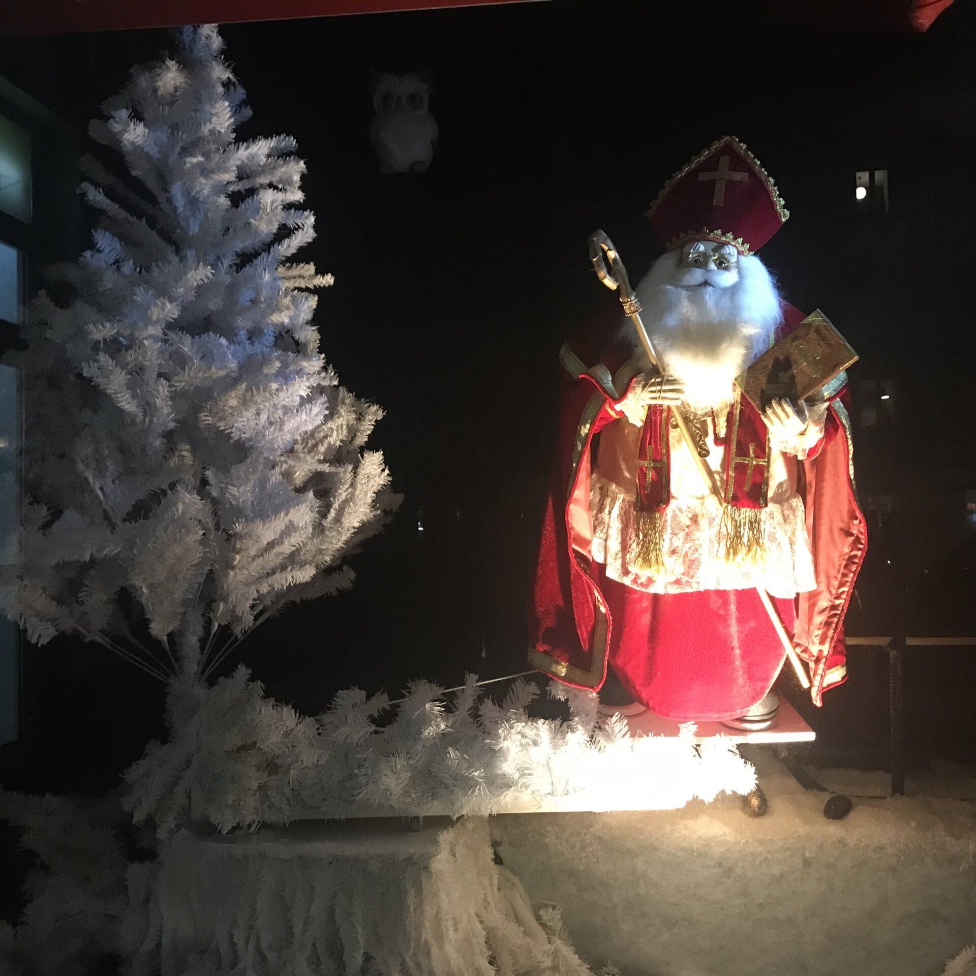 Nikolaus und verschneiter Tannenbaum im Weihnachtsschaufenster des Landshuter Bestattungsdiensts am Bismarckplatz
