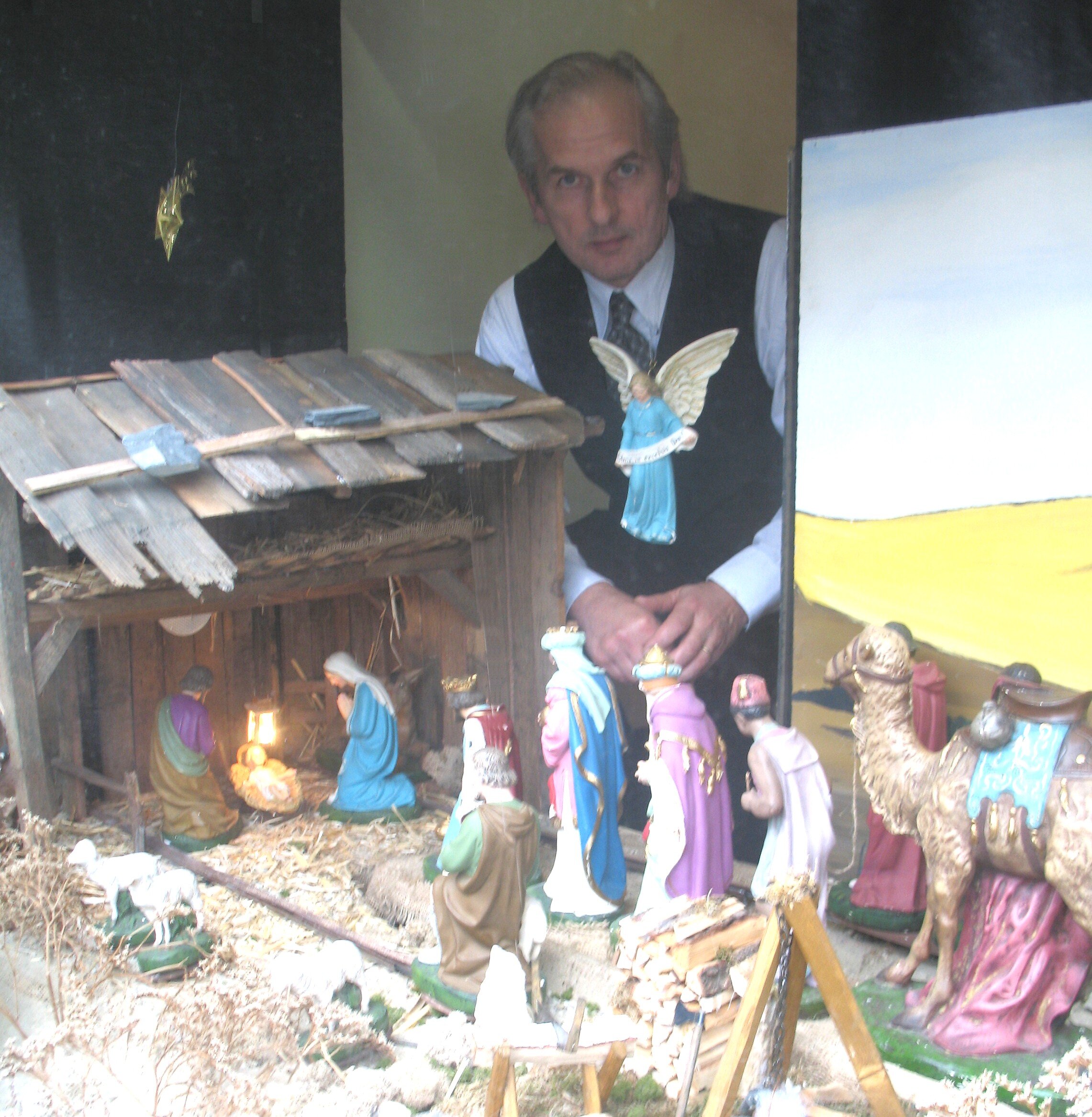 Lothar Reichwein mit der Weihnachtskrippe im Schaufenster am Bismarckplatz