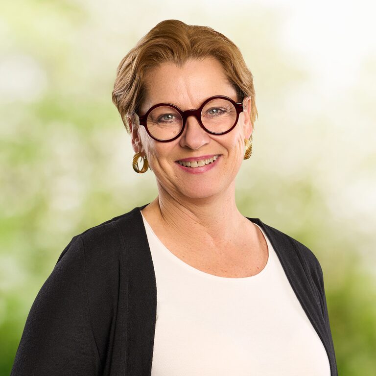 Martina Mölzl, Trauerbegleitung und Überführungsdienst im Bestattungsdienst Dingolfing
