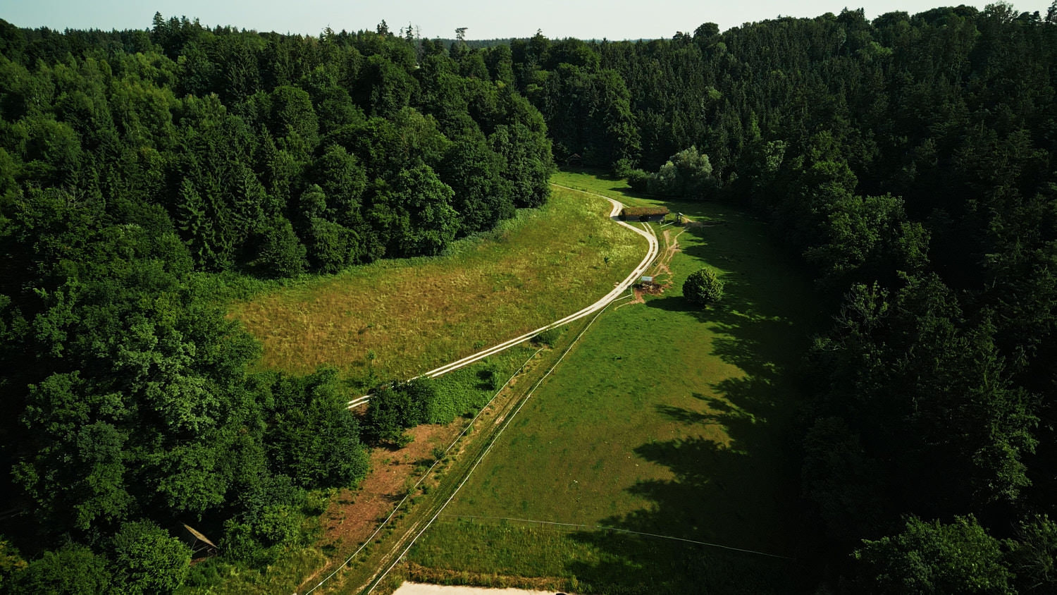 Luftaufnahme des TrauerPark Eremia bei Bruckberg – Waldfriedhof zwischen Wald und Wiesen