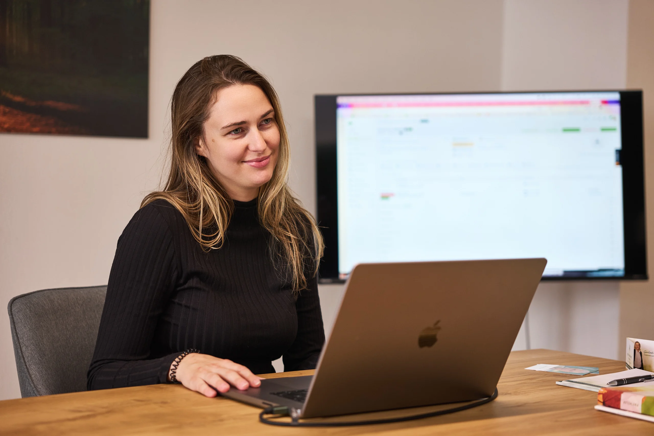 Eva Reichwein im Beratungsgespräch am Laptop – Landshuter Bestattungsdienst