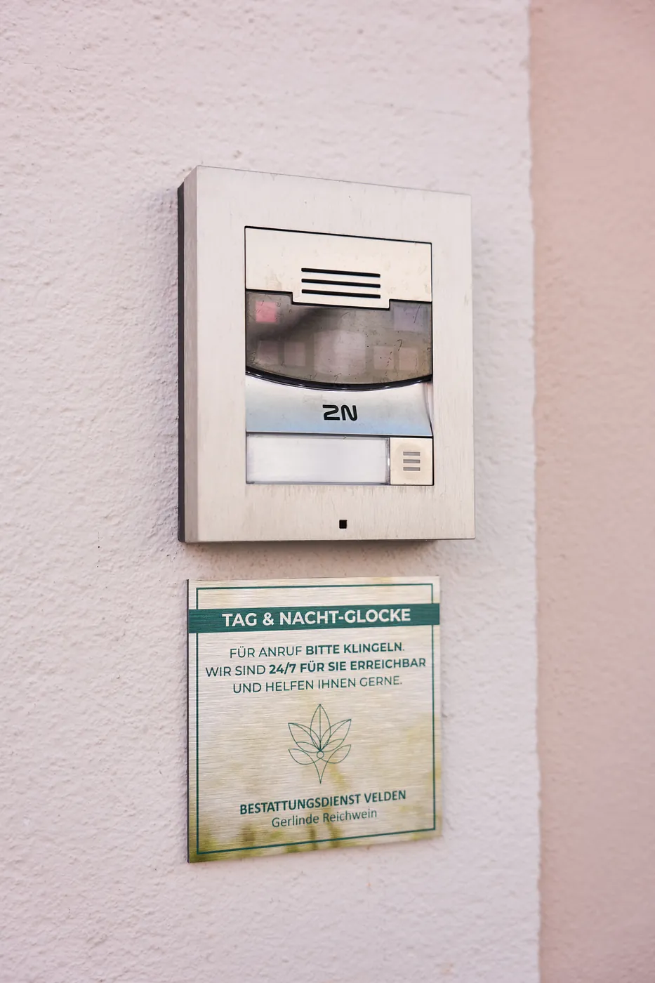 Tag-und-Nacht-Klingel am Bestattungsdienst Velden