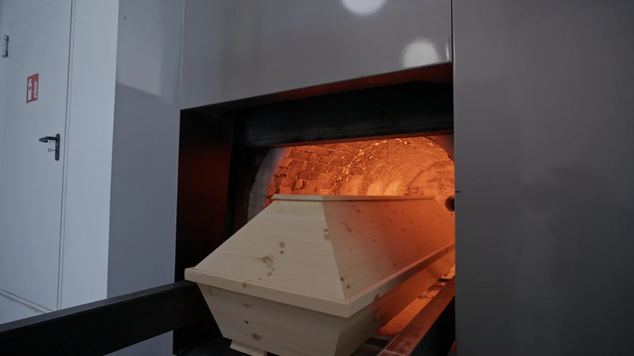 Holzsarg bei der Einfahrt in den Ofen im Krematorium Vilshofen