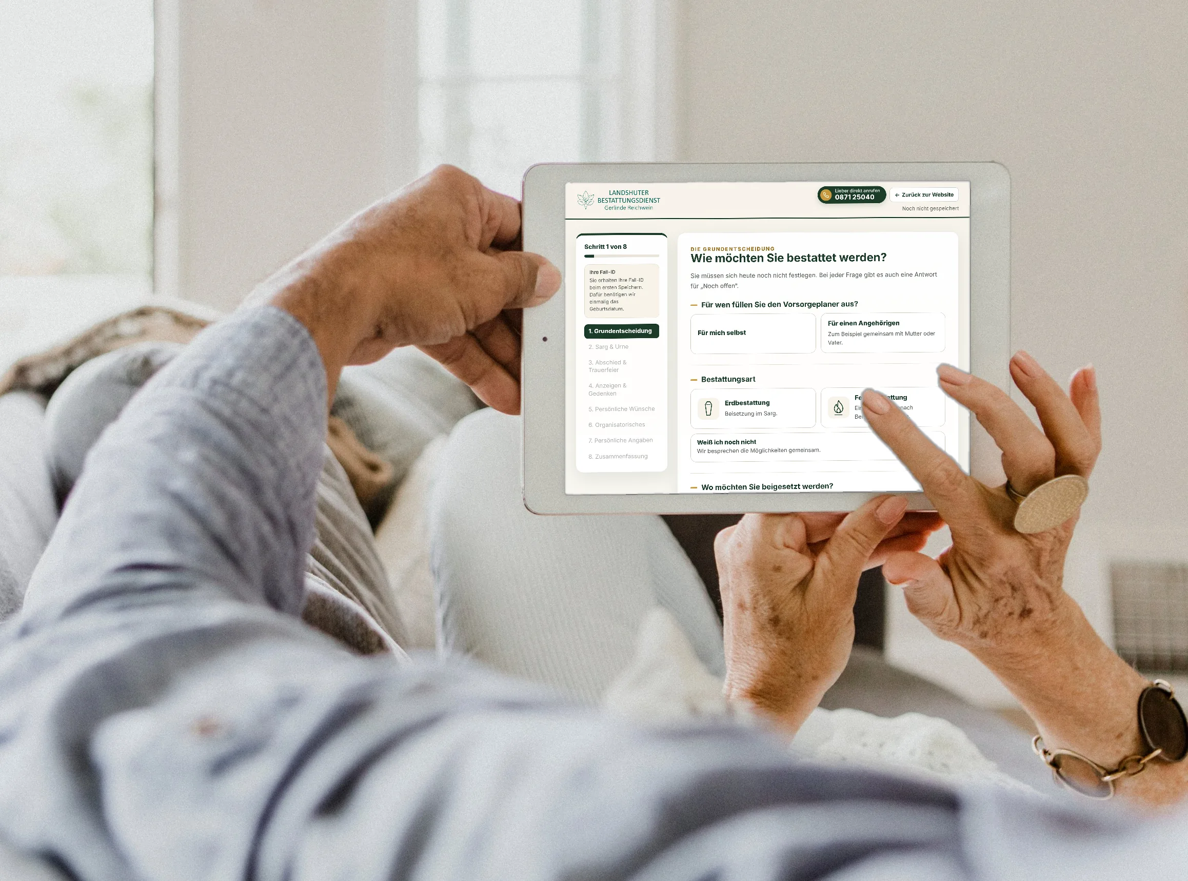 Ein Paar sitzt zu Hause auf dem Sofa und f&uuml;llt den Online-Vorsorgeplaner des Landshuter Bestattungsdiensts auf dem Tablet aus