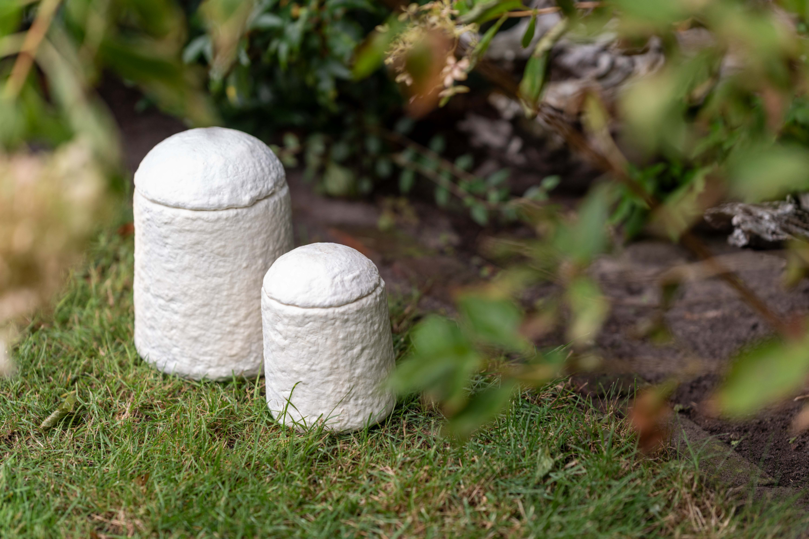Loop FurEver Tierurne aus Pilzmyzel in zwei Größen im Garten – Foto: Loop Biotech