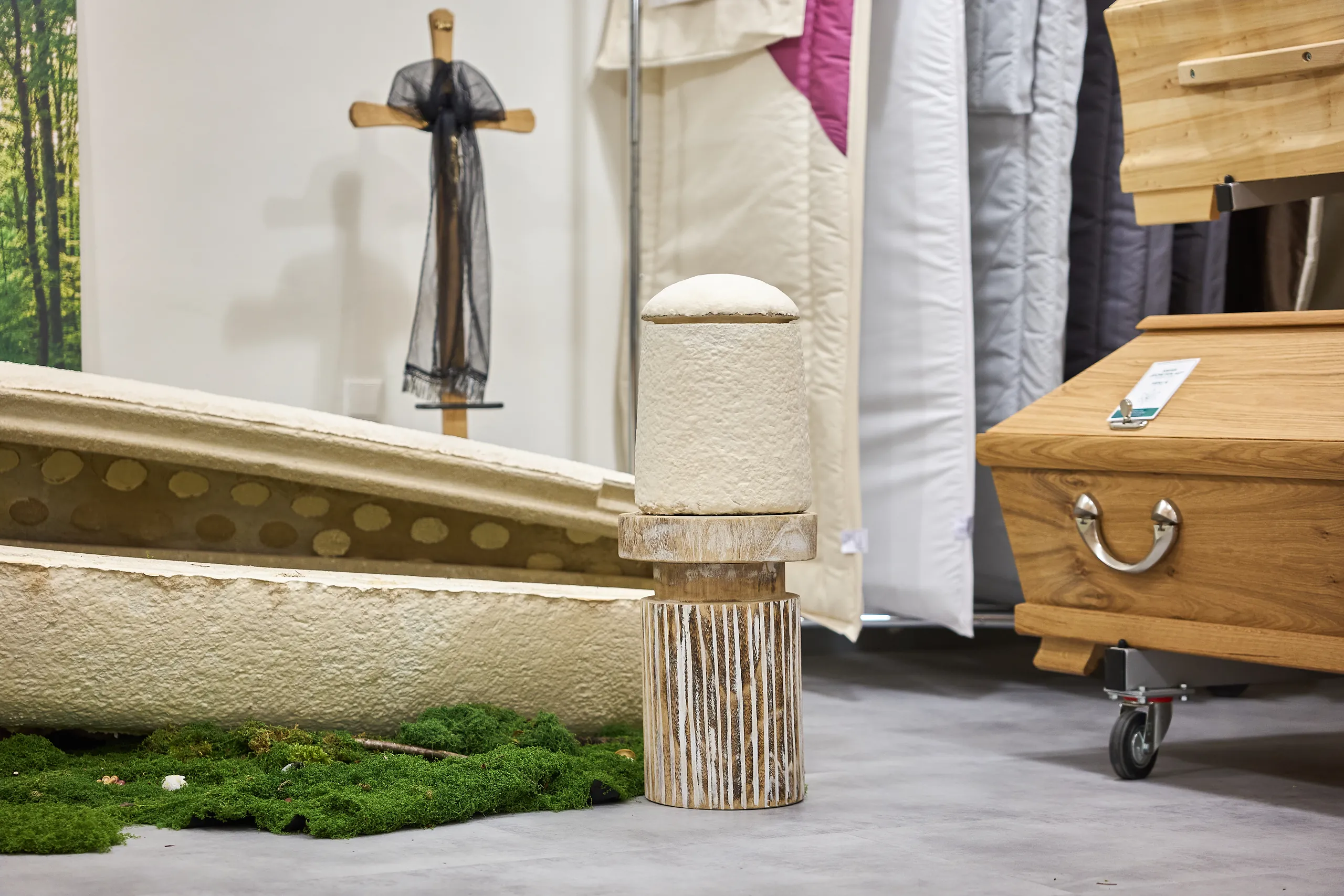 Loop Earth Rise Pilzurne neben dem Living Cocoon Pilzsarg im Showroom in Landshut