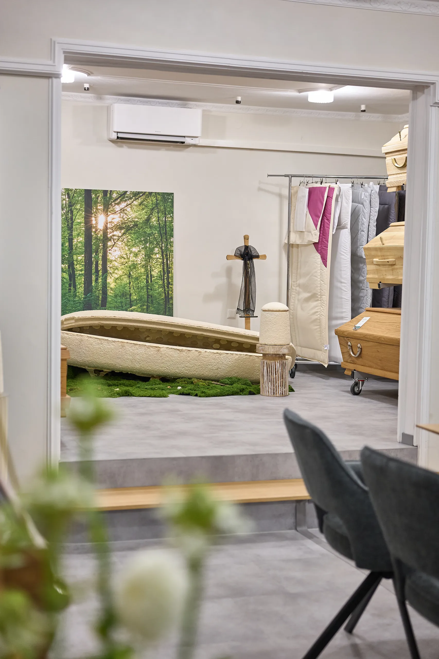 Blick in den Showroom in Landshut auf Pilzsarg, Sargausstellung und Totenwäsche