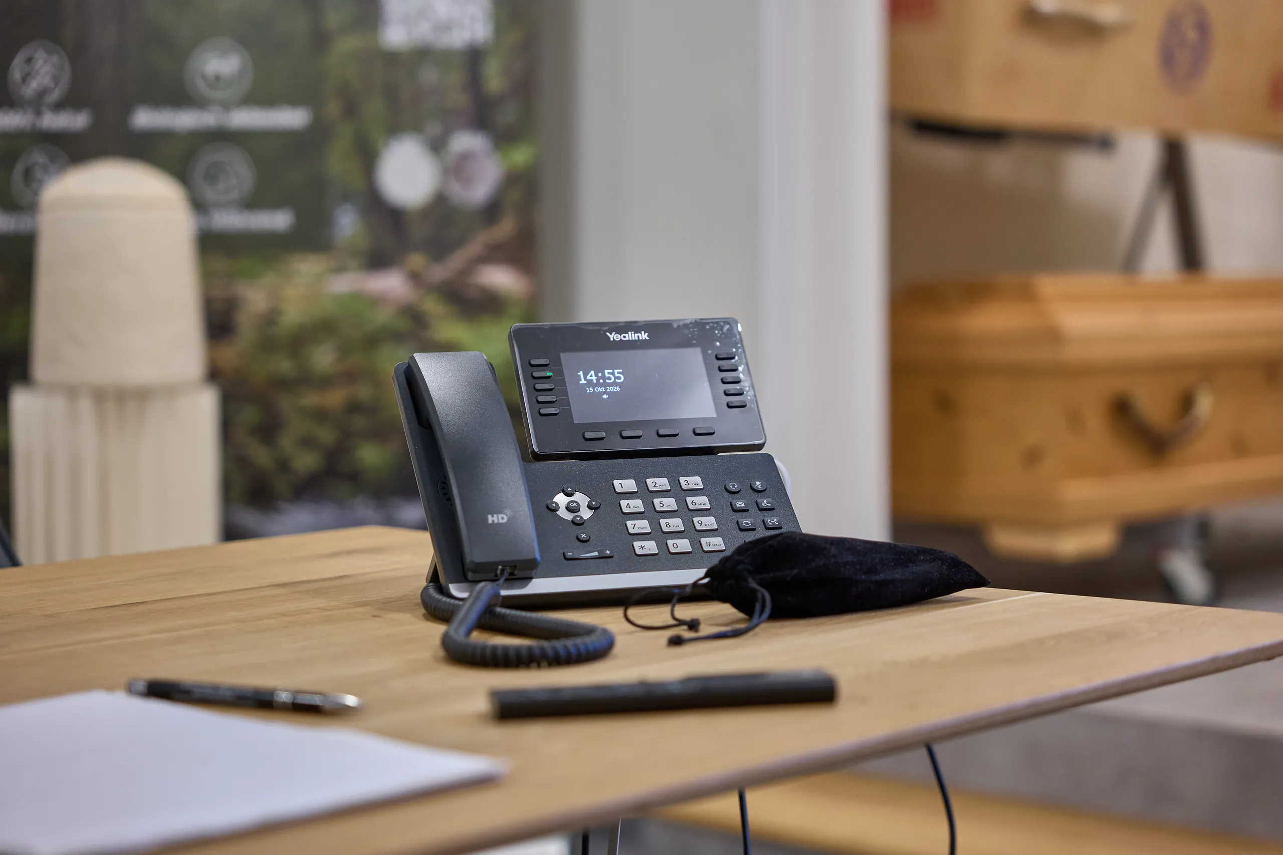 Telefon auf dem Beratungstisch im Showroom des Landshuter Bestattungsdiensts