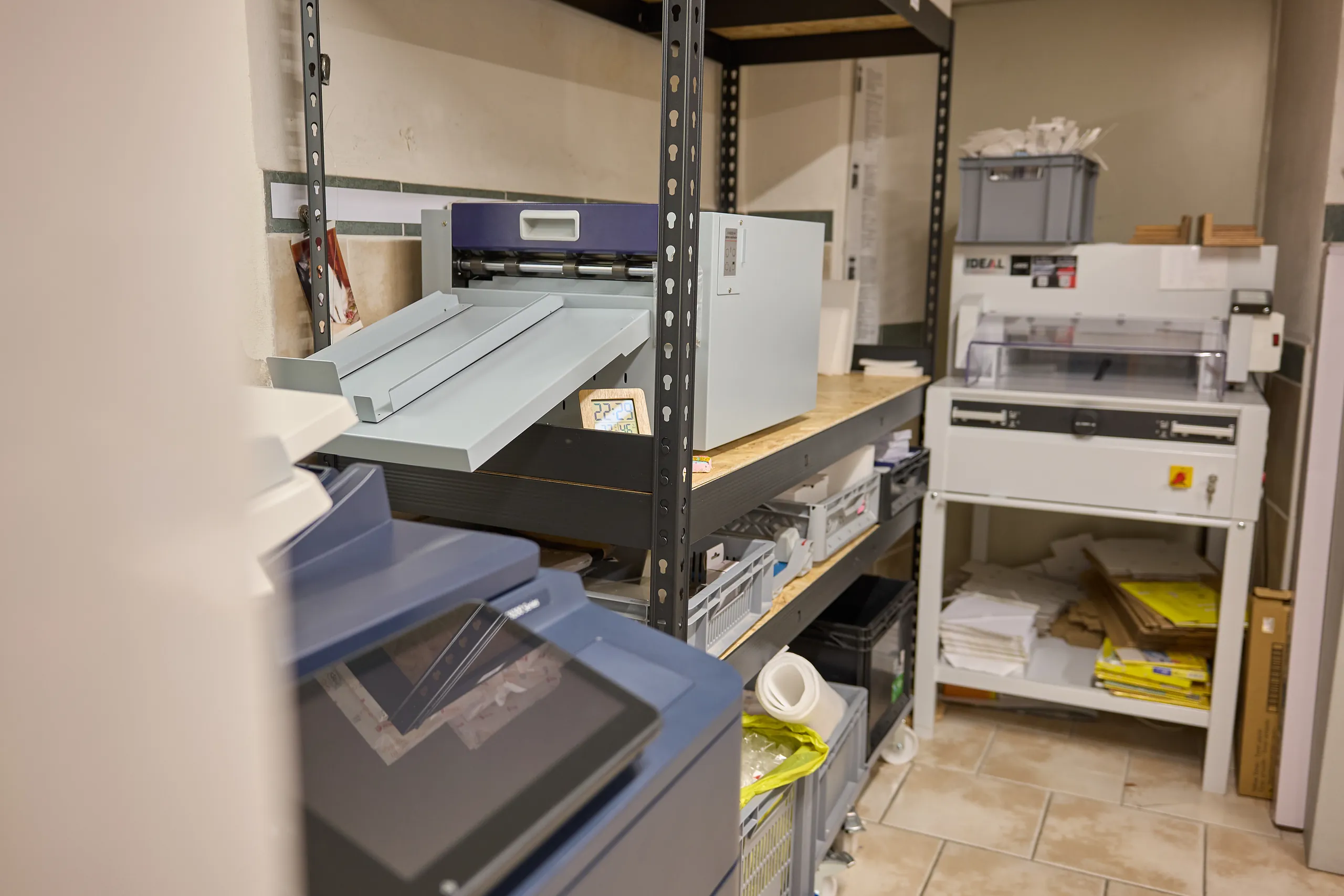 Eigene Trauerdruckerei in Landshut mit Xerox-Drucker, Rillmaschine und Schneidemaschine