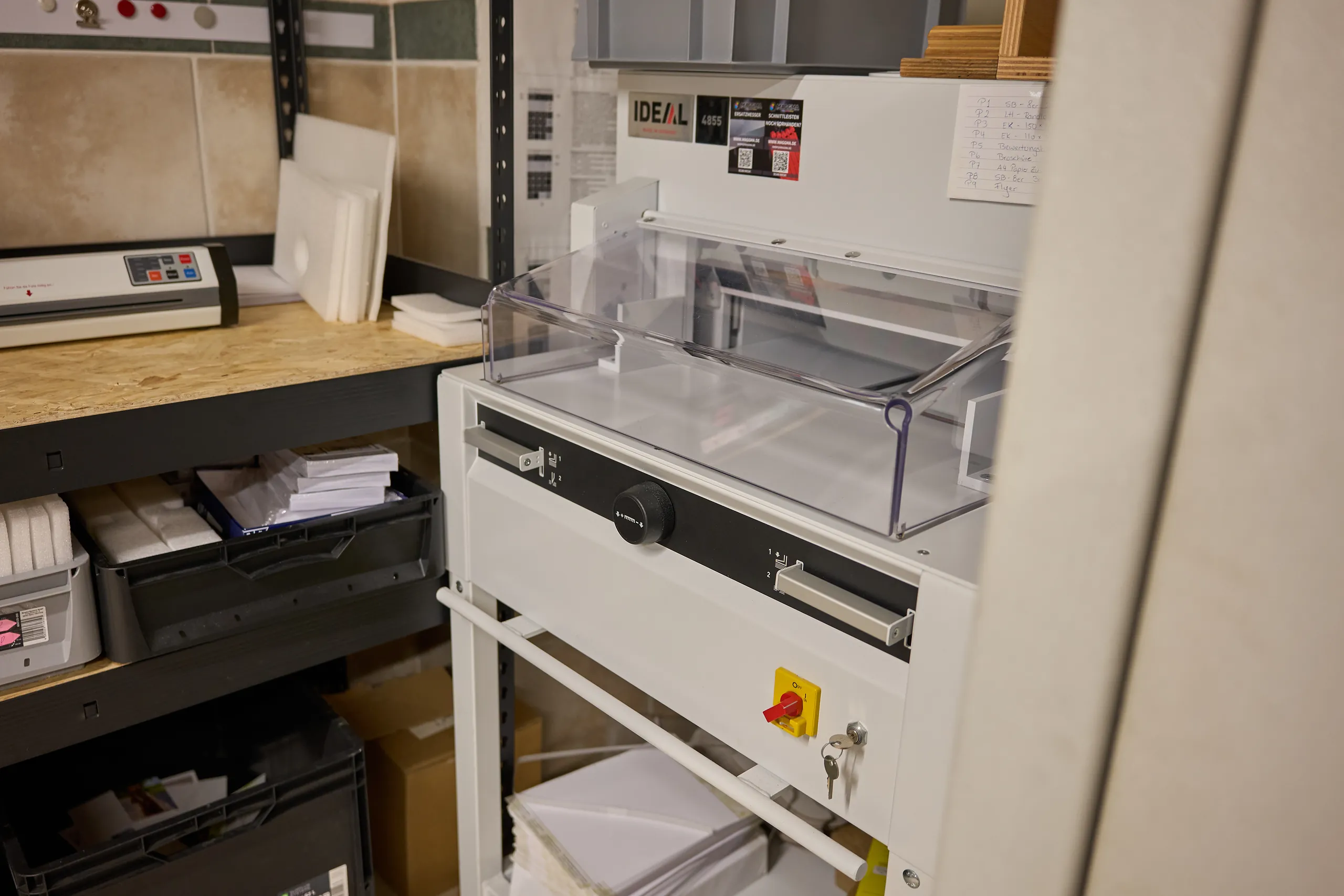 Schneidemaschine in der Trauerdruckerei für Sonderformate von Trauerdrucksachen