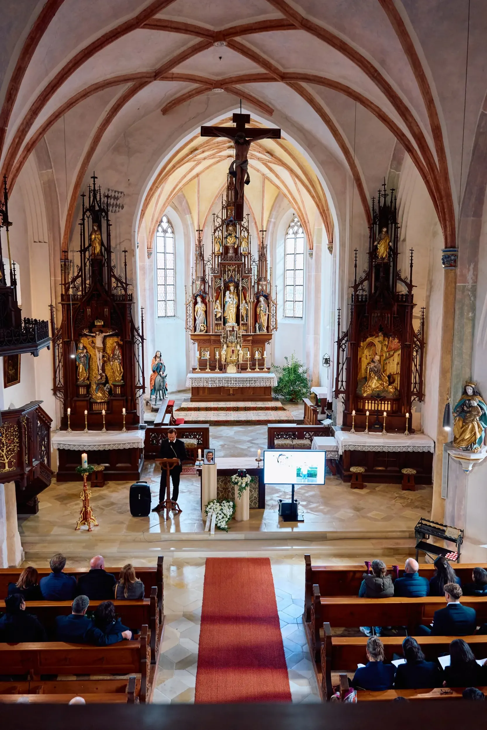 Trauerfeier in der Kirche mit Trauerredner, Hochformat