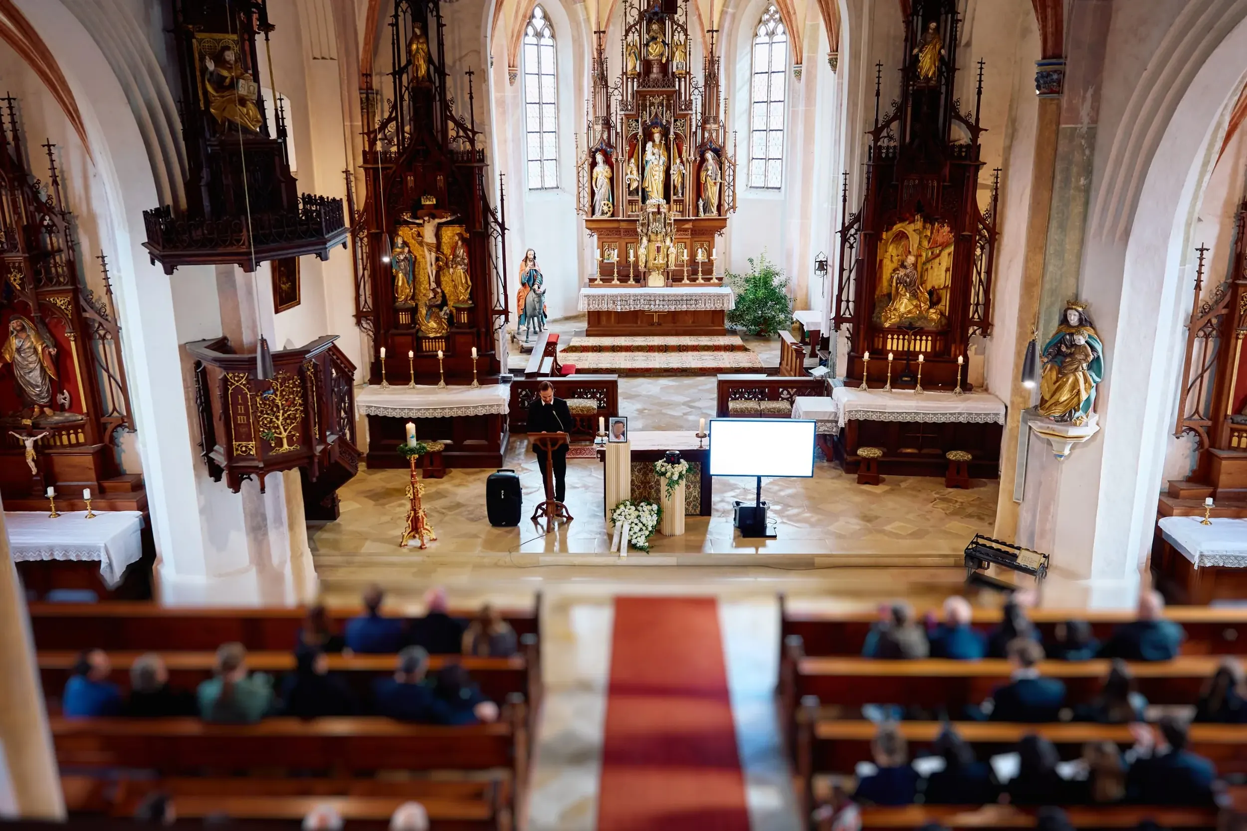 Trauerfeier in der Kirche mit Trauerredner Thomas Wilhelm
