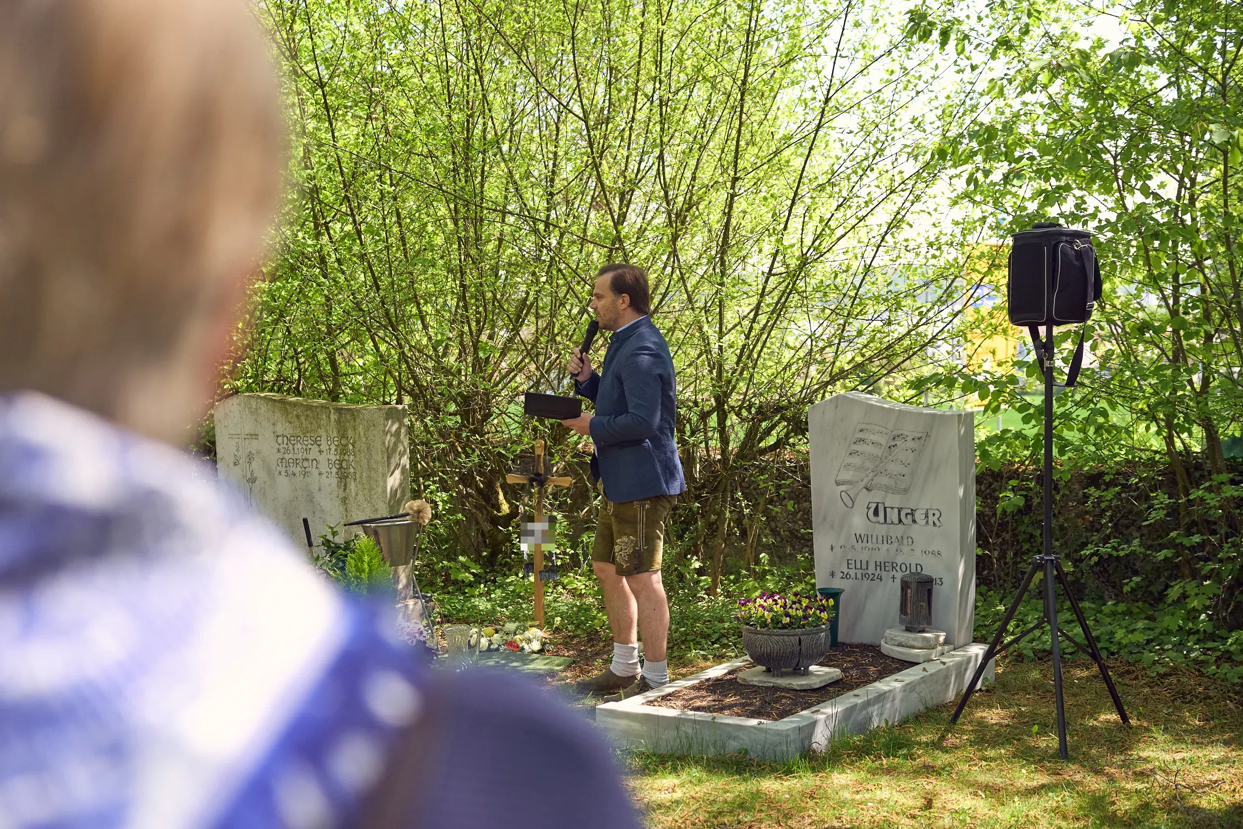 Trauerredner bei der Grabrede auf dem Friedhof, seitliche Ansicht