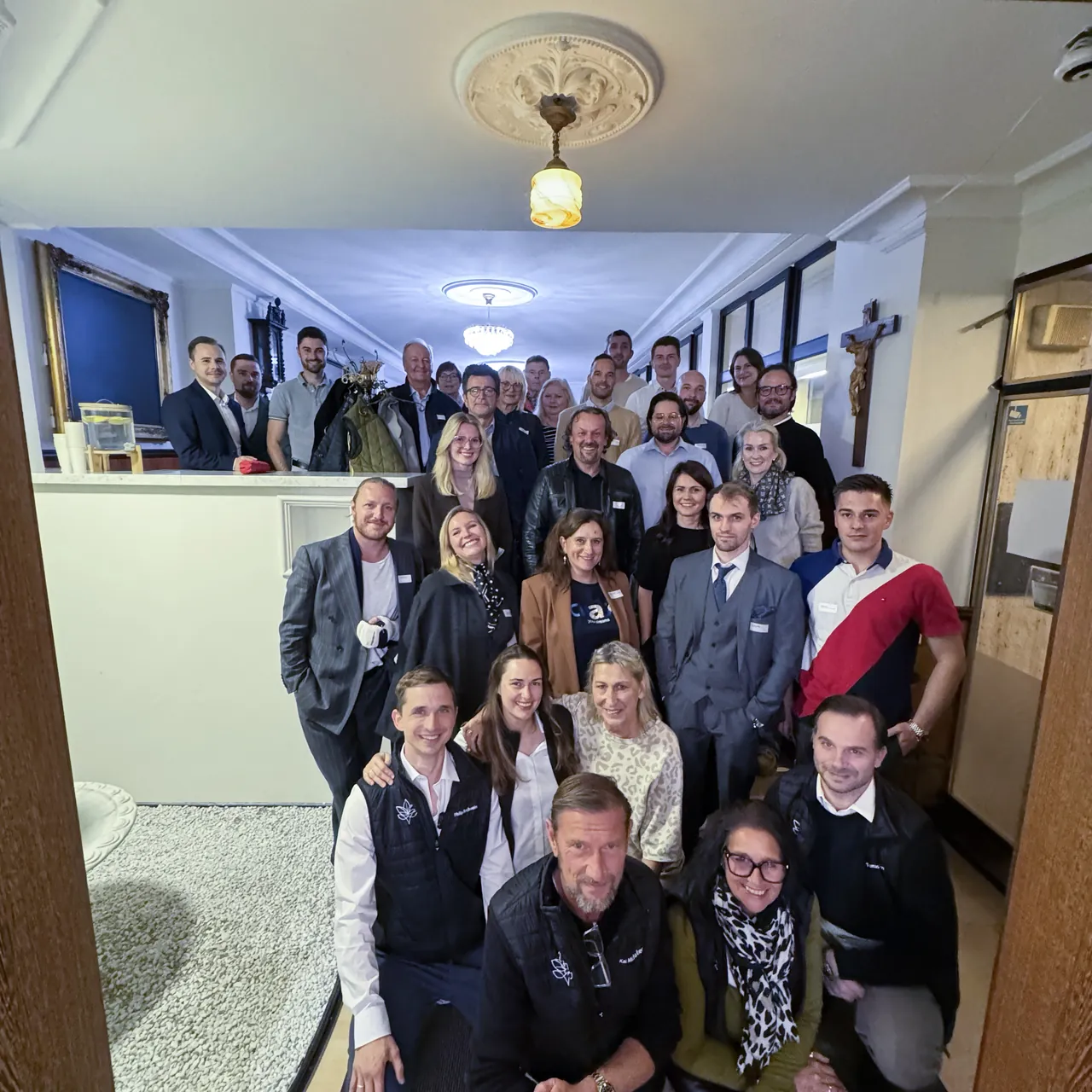 Gruppenfoto der Wirtschaftsjunioren Landshut mit dem Team des Landshuter Bestattungsdiensts
