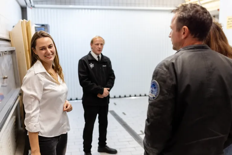 Wolfgang Neu und Eva Reichwein bei einer Betriebsführung mit Besuchern